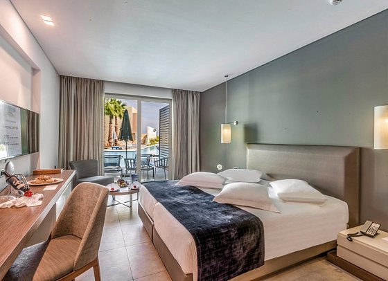 Astir Odysseus Resort & Spa - Wohnbeispiel Doppelzimmer Deluxe Swim-Up (Zimmercodierung DDQ)