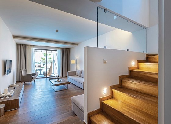Astir Odysseus Resort & Spa - Wohnbeispiel Maisonette Meerseite Gemeinschafts-Pool (Zimmercodierung MBQ)