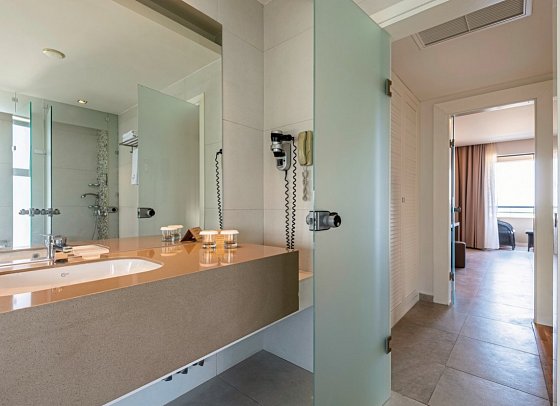 Astir Odysseus Resort & Spa - Wohnbeispiel Maisonette Meerseite Gemeinschafts-Pool (Zimmercodierung MBQ)