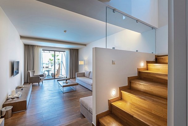 Astir Odysseus Resort & Spa - Wohnbeispiel Maisonette Meerseite Gemeinschafts-Pool (Zimmercodierung MBQ)