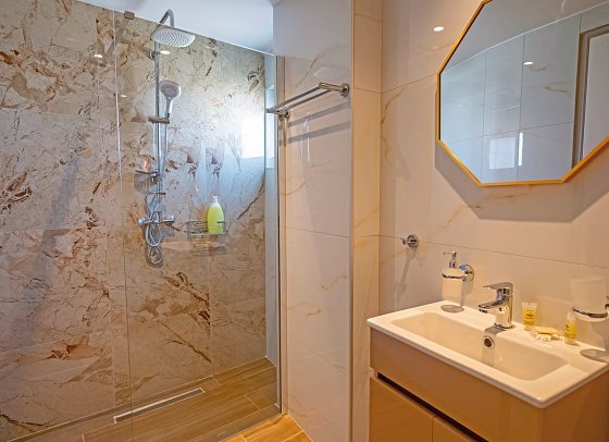 Costa Angela - Wohnbeispiel Doppelzimmer (Badezimmer) (Zimmercodierungen DB1 & DB2)