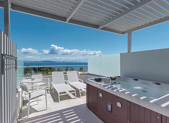 Blue Lagoon Ocean - Wohnbeispiel Doppelzimmer Meerblick Jacuzzi (Zimmercodierung D2M)