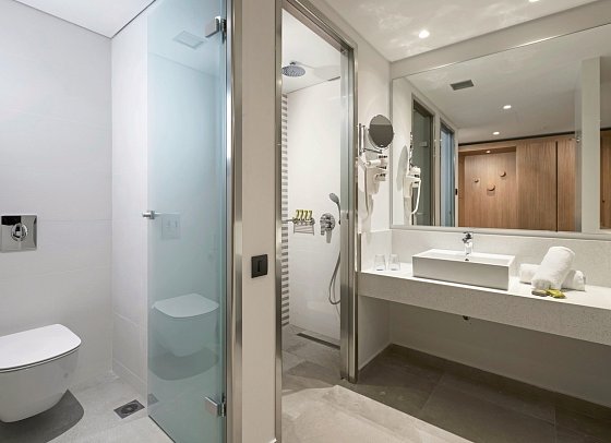 Blue Lagoon Ocean - Wohnbeispiel Badezimmer aller Juniorsuiten (Zimmercodierungen J1G & J1M)