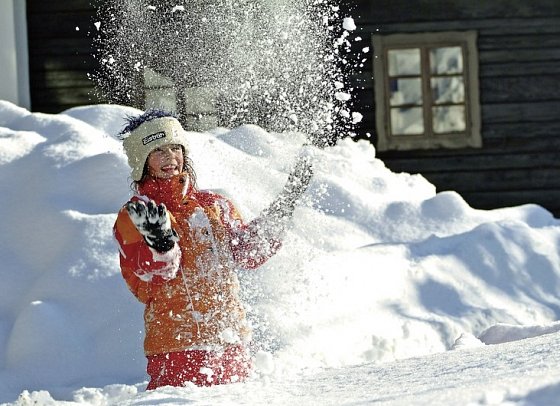 Naturel Hoteldorf SCHÖNLEITN - Kind spielt im Schnee
