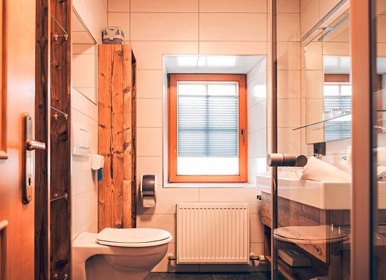 Aktiv- & Familienhotel Samerhof - Beispiel Bad Familienzimmer Nebenhaus (FZ/FU3) (Zimmercodierung FB2)