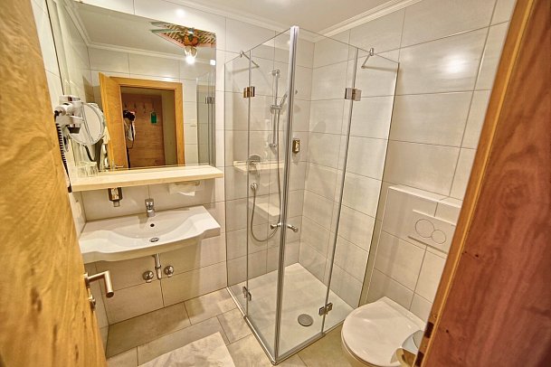 Ferienhotel Glocknerhof - Beispiel Bad Doppelzimmer Komfort Nebengebäude (Zimmercodierung DFV)