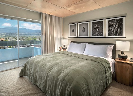 Pacific 19 Kona - Wohnbeispiel Traverse Room, 1 King Bed, Town View (Zimmercodierung UG2)