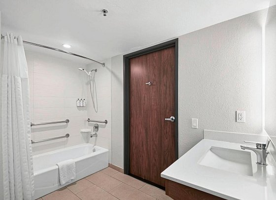Gateway Hotel Santa Monica - Beispiel Bad