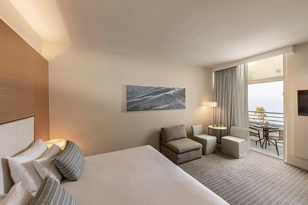 Capo Bay Hotel - Wohnbeispiel Doppelzimmer Deluxe Meerblick (Zimmercodierung DDM)