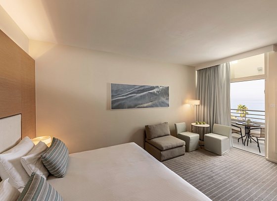 Capo Bay Hotel - Wohnbeispiel Doppelzimmer Deluxe Meerblick (Zimmercodierung DDM)