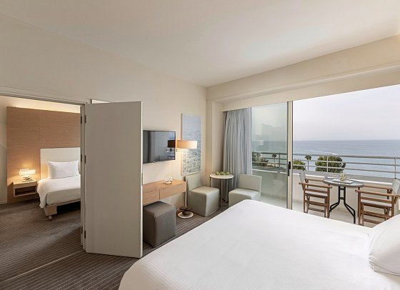 Capo Bay Hotel - Wohnbeispiel Familienzimmer mit Verbindungstür Meerblick (Zimmercodierung FVM)