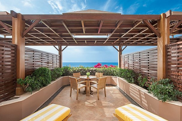 Four Seasons - Beispiel Terrasse Familienzimmer Meerblick mit Terrasse (Zimmercodierung F1M)