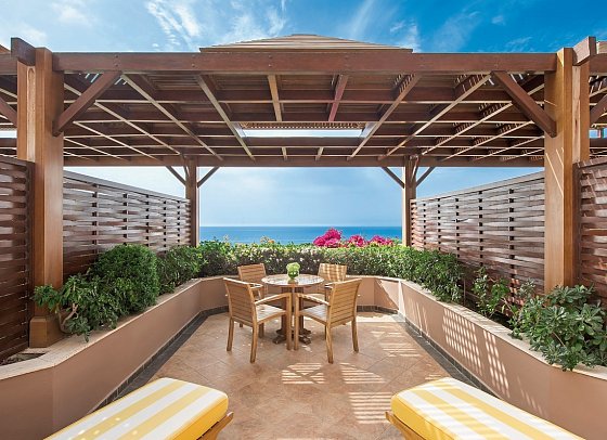Four Seasons - Beispiel Terrasse Familienzimmer Meerblick mit Terrasse (Zimmercodierung F1M)
