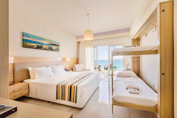 Pernera Beach - Wohnbeispiel Familienzimmer Superior Meerblick (Zimmercodierung FSM)