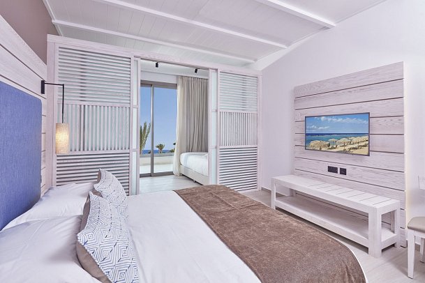 Mare Ayia Napa - Wohnbeispiel Familienzimmer seitl. Meerblick (Zimmercodierung FBN)