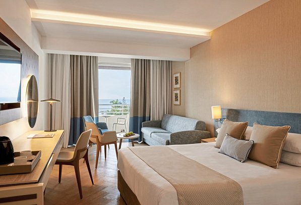 Mediterranean Beach Hotel - Wohnbeispiel Familienzimmer Meerblick (Zimmercodierung FBM)