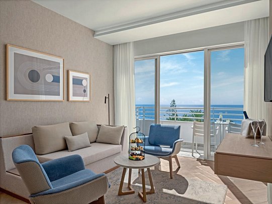 Mediterranean Beach Hotel - Wohnbeispiel Juniorsuite mit Pool- und Meerblick (Zimmercodierung JBM)