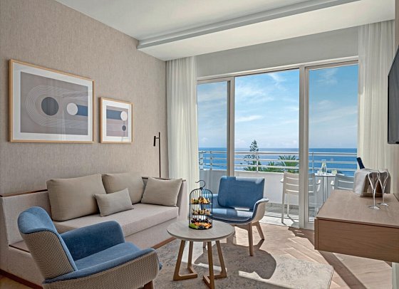 Mediterranean Beach Hotel - Wohnbeispiel Juniorsuite mit Pool- und Meerblick (Zimmercodierung JBM)