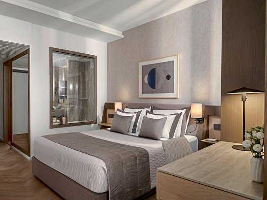 Mediterranean Beach Hotel - Wohnbeispiel Juniorsuite mit Pool- und Meerblick (Zimmercodierung JBM)