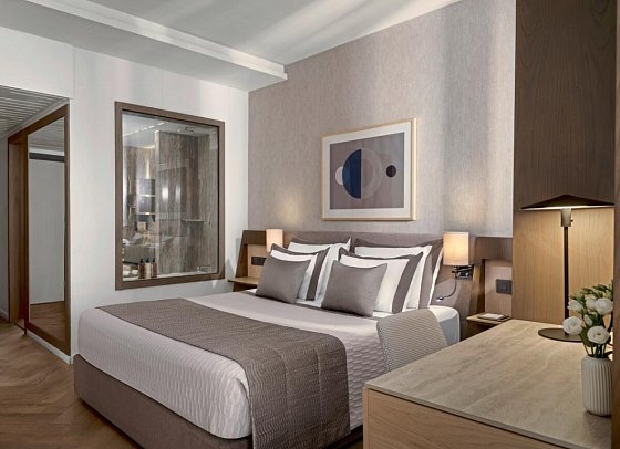 Mediterranean Beach Hotel - Wohnbeispiel Juniorsuite mit Pool- und Meerblick (Zimmercodierung JBM)