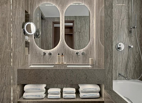 Mediterranean Beach Hotel - Badbeispiel Juniorsuite mit Pool- und Meerblick (Zimmercodierung JBM)
