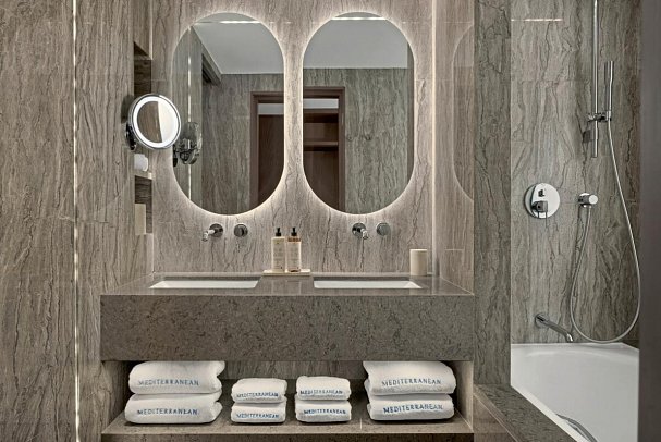 Mediterranean Beach Hotel - Badbeispiel Juniorsuite mit Pool- und Meerblick (Zimmercodierung JBM)