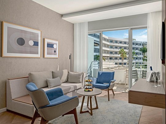 Mediterranean Beach Hotel - Wohnbeispiel Juniorsuite mit Pool- und Meerblick (Zimmercodierung JBM)