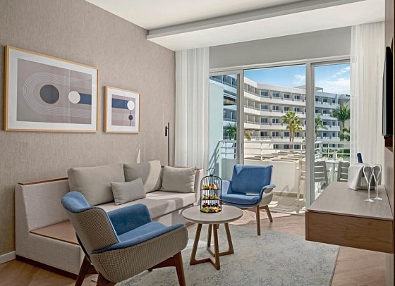 Mediterranean Beach Hotel - Wohnbeispiel Juniorsuite mit Pool- und Meerblick (Zimmercodierung JBM)