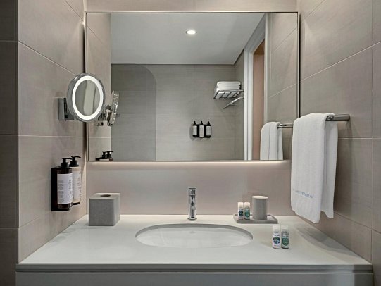 Mediterranean Beach Hotel - Badbeispiel Doppelzimmer