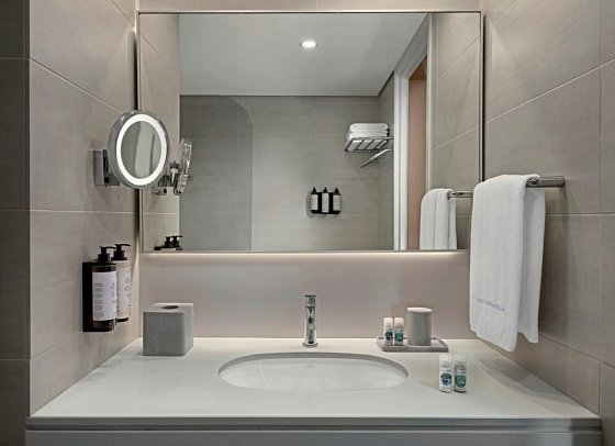 Mediterranean Beach Hotel - Badbeispiel Doppelzimmer