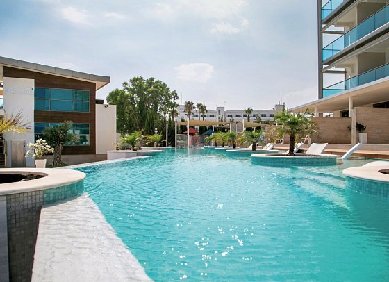 Asterias Beach - Außenansicht Swim-Up Rooms (Zimmercodierungen JBQ & DBQ)