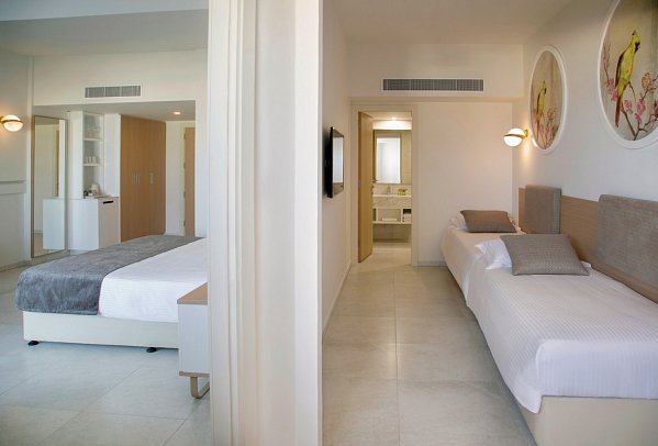 NissiBlu Beach Resort - Wohnbeispiel Familienzimmer Superior Meerblick (Zimmercodierung FSM)