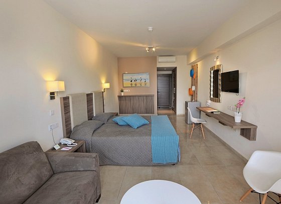 Nelia Gardens Hotel - Wohnbeispiel Familienzimmer Poolblick (Zimmercodierung FBP)