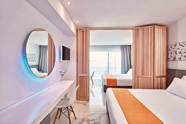 Atlantica Sancta Napa - Wohnbeispiel Familienzimmer mit Schiebetür (Zimmercodierungen FBL & FBP)