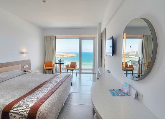 Vassos Nissi Plage Hotel - Wohnbeispiel Doppelzimmer seitl. Meerblick (Zimmercodierungen DBL, DBN & DBM)