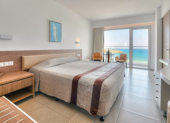 Vassos Nissi Plage Hotel - Wohnbeispiel Juniorsuite (Zimmercodierung JBI)