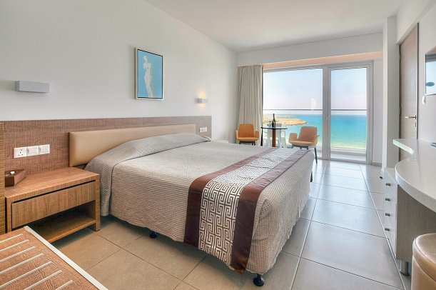 Vassos Nissi Plage Hotel - Wohnbeispiel Juniorsuite (Zimmercodierung JBI)