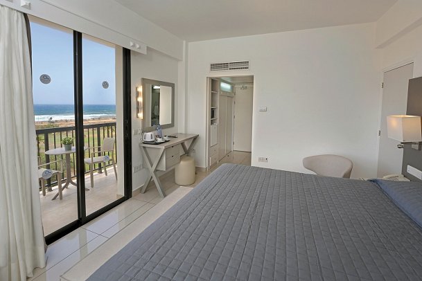 Nelia Sea Breeze - Wohnbeispiel Doppelzimmer seitl. Meerblick (Zimmercodierung DBN)