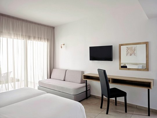 Atlantica Panthea Resort - Wohnbeispiel Doppelzimmer Gartenblick und Doppelzimmer Meerblick (Zimmercodierungen DBG & DBM)