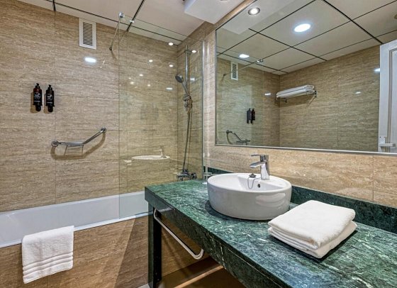 Playacapricho Hotel - Badbeispiel Doppelzimmer Meerblick (Zimmercodierung DBM)
