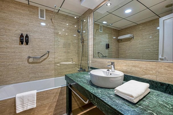 Playacapricho Hotel - Badbeispiel Doppelzimmer Meerblick (Zimmercodierung DBM)