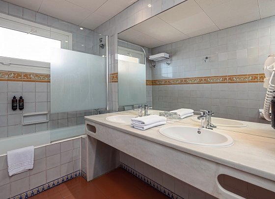 Playadulce Hotel - Badbeispiel Doppelzimmer Standard (Zimmercodierungen DG1, DG2 & DBN)