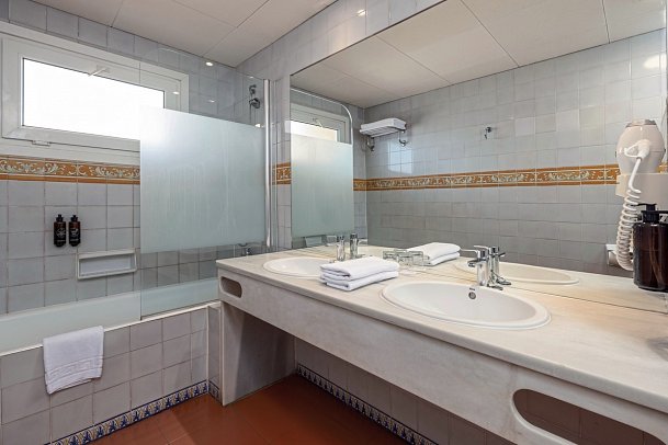 Playadulce Hotel - Badbeispiel Doppelzimmer Standard (Zimmercodierungen DG1 & DG2)