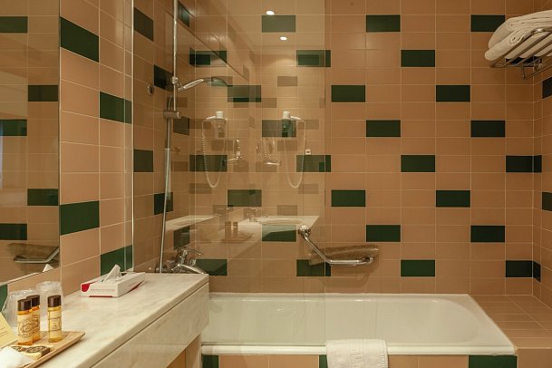 Hotel Roma - Wohnbeispiel Bad (Zimmercodierungen DG1 & FB1)