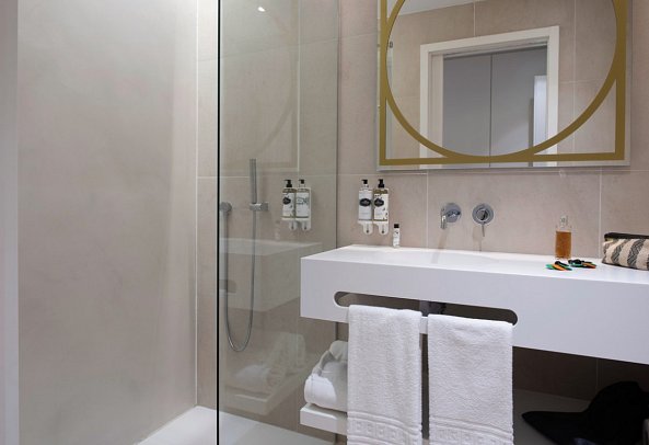 Sines Sea View Business & Leisure Hotel - Beispiel Bad Doppelzimmer (Zimmercodierungen DB1, DB2 & DB3)