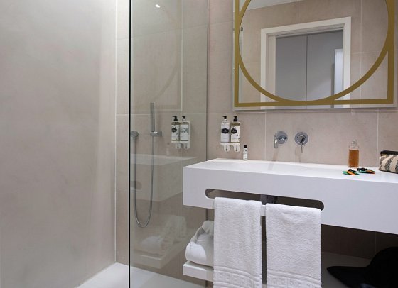 Sines Sea View Business & Leisure Hotel - Beispiel Bad Doppelzimmer (Zimmercodierungen DB1, DB2 & DB3)