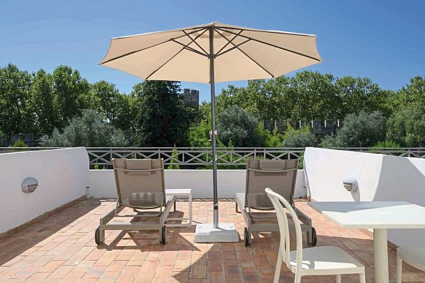 M'ar de Ar Muralhas - Beispiel Terrasse Doppelzimmer Superior Classic (Zimmercodierung DS2)