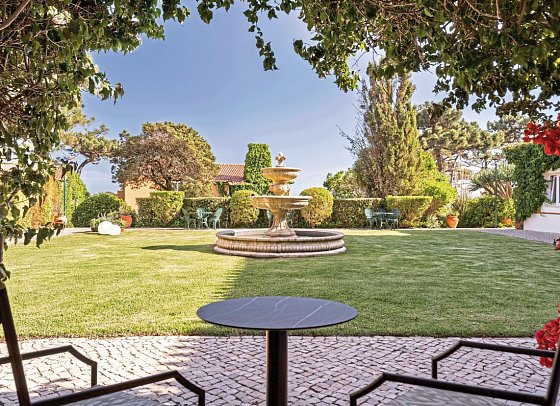 Longevity Senses Cascais Boutique Hotel & Clinic - Beispiel Terrasse Doppelzimmer Deluxe (Zimmercodierungen DD1 & DDN)