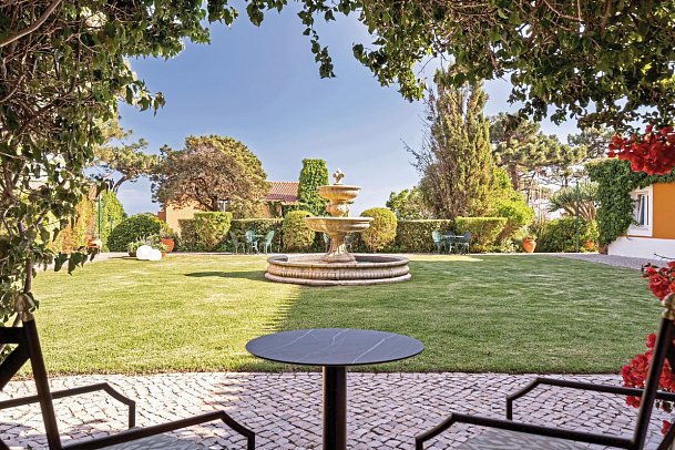 Longevity Senses Cascais Boutique Hotel & Clinic - Beispiel Terrasse Doppelzimmer Deluxe (Zimmercodierungen DD1 & DDN)