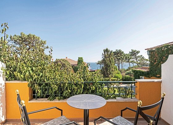 Longevity Senses Cascais Boutique Hotel & Clinic - Beispiel Balkon Doppelzimmer Deluxe Meerblick (Zimmercodierung DDM)